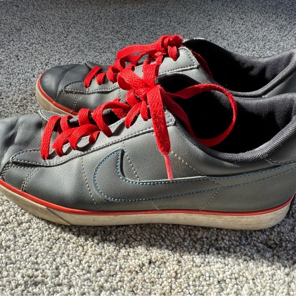 Men’s Size 9 Nike Classics Shoes